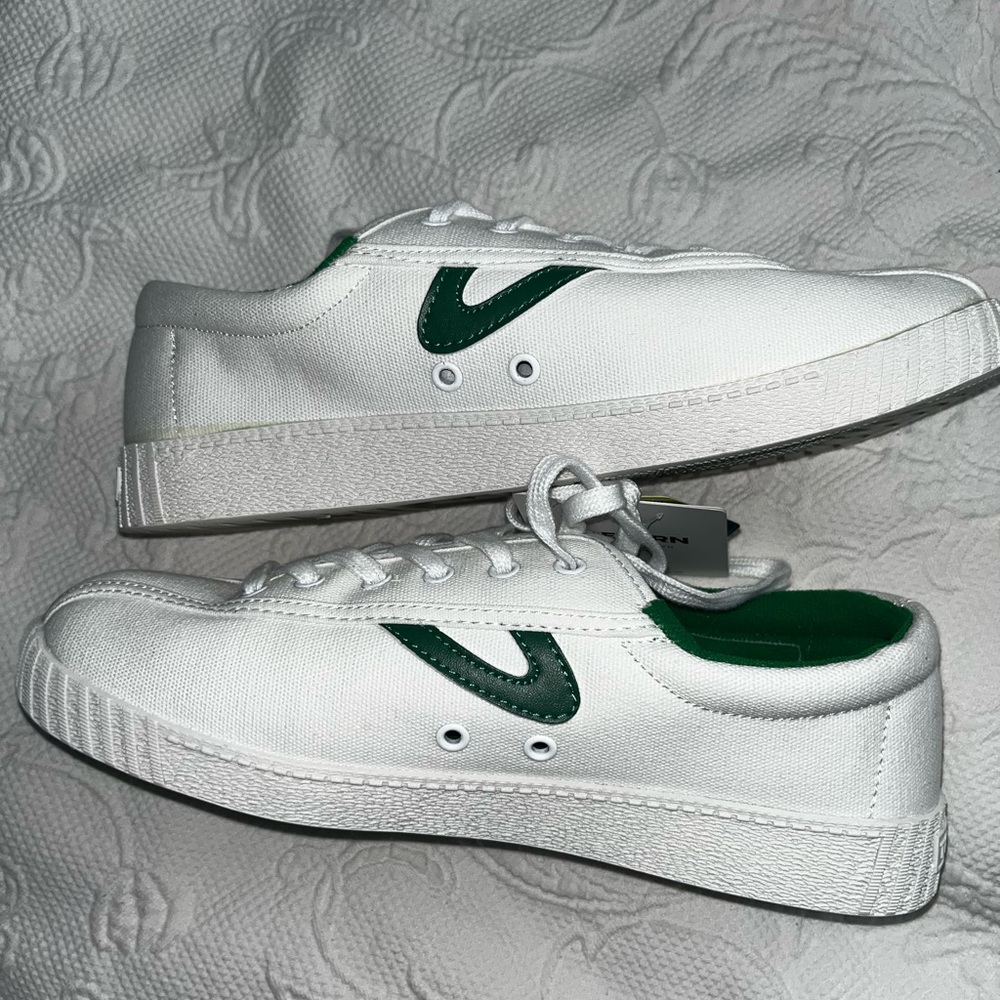 NWT Tretorn Nylite size 9